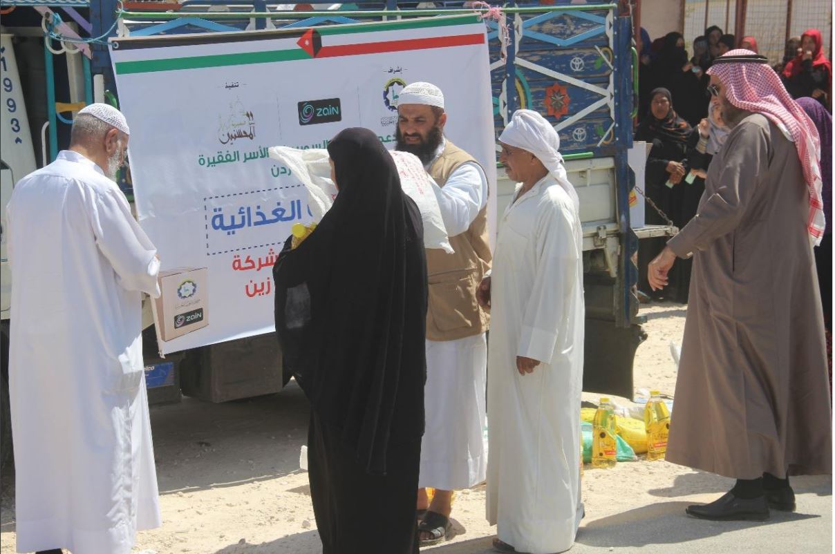 توزيع المساعدات على اللاجئين النازحين السوريين بالاردن