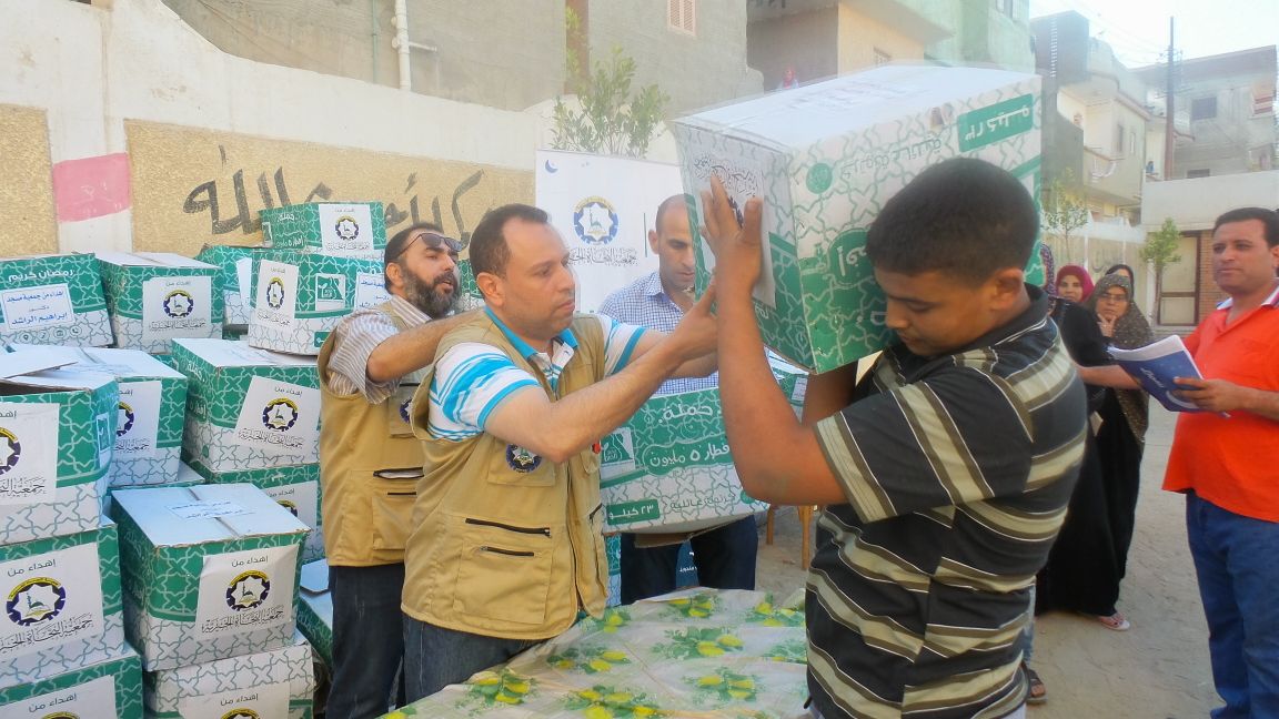 وفد النجاة يوزع المساعدات لمستحقيها