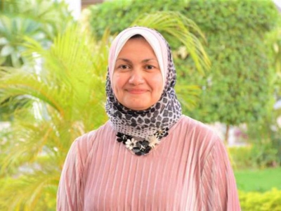 تكريم الدكتورة نهلة الصعيدي رئيسة لجنة الطالب الوافد بالمجلس من مجلس جامعة الأزهر